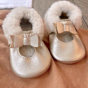 Hard Sole Freshly Picked Metallic Platinum Shearling Bow Moccasins w/Dust Cover